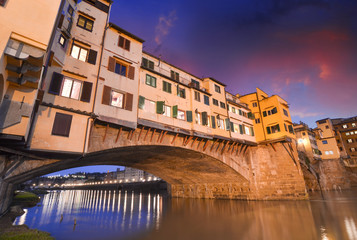 Fototapeta na wymiar Przepiękny widok na Stary Most, Ponte Vecchio we Florencji o zachodzie słońca