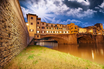 Fototapeta na wymiar Ponte Vecchio nad rzeką Arno, Florencja, Włochy. Piękne góry