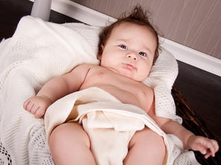 kleines süßes baby kind neugeborenes mit kuscheldecke