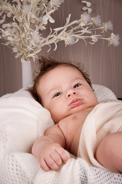 kleines süßes baby kind neugeborenes mit kuscheldecke