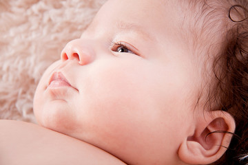kleines süßes baby portrait kleinkind neugeboren