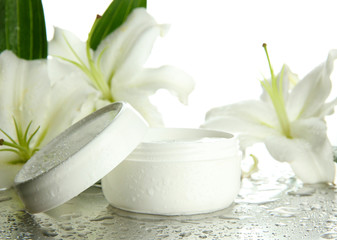 Obraz na płótnie Canvas Cosmetic cream i piękna lilia, bliska