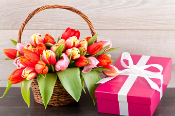 geschenkbox in pink mit tulpen und ostereier