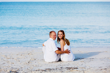 Fototapeta na wymiar junges glückliches verliebtes paar am strand