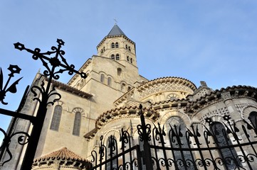 Fototapeta na wymiar Notre-Dame du Port w Clermont-Ferrand