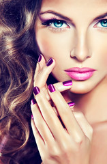 Naklejka premium piękny model z kręconymi włosami i fioletowym manicure