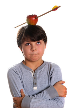 Junge mit Apfel auf dem Kopf, in dem ein Pfeil steckt