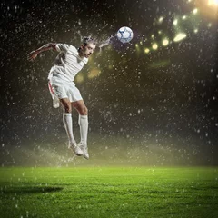 Photo sur Aluminium Foot joueur de football frappant le ballon