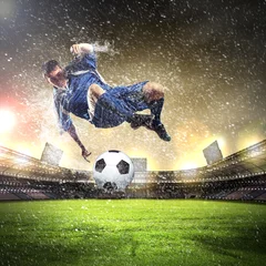 Tragetasche Fußballspieler, der den Ball schlägt © Sergey Nivens