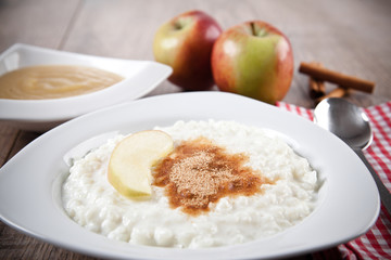 Milchreis mit Zimt und Apfelmus