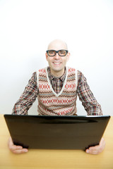 Lachender Nerd am Laptop