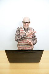 Ängstlicher Nerd am Laptop