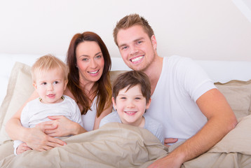 Fototapeta premium glückliche familie zu hause im bett