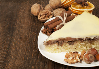 Obraz na płótnie Canvas pie with walnuts and cinnamon