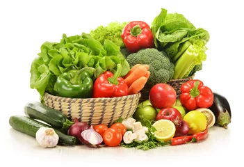 Selbstklebende Fototapete Gemüse raw vegetables in wicker basket isolated on white