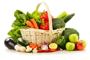 Keuken foto achterwand Groenten Rauwe groenten in rieten mand geïsoleerd op wit