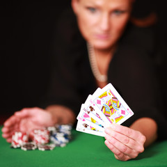 Frau spielt Poker