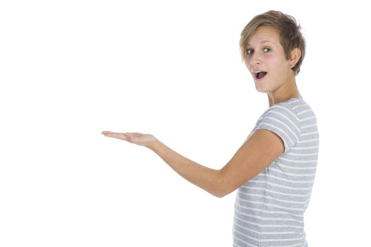 Junge Frau h&auml;lt Hand auf und staunt
