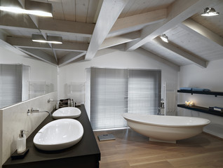 bagno moderno con parquet in mansarda