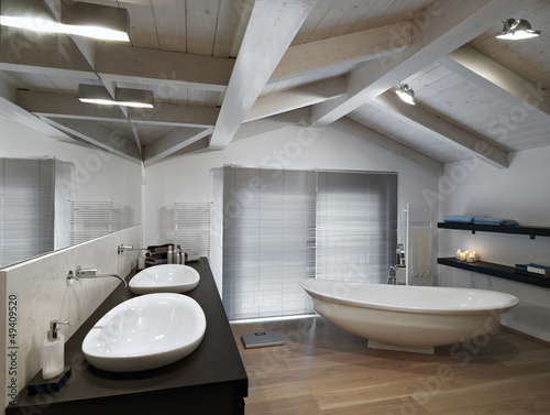 Bagno moderno con parquet in mansarda stock photo and royalty free ... Bagno con parquet