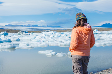 Fototapeta na wymiar Kobieta Podziwiając Glacier Lake