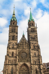 Fototapeta na wymiar Gotycka fasada kościoła St Lawrence, Norymberga, Niemcy