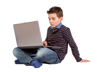 Konzentrierter Junge -  Kind mit Notebook-Laptop auf dem Schoß