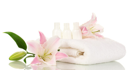 Fototapeta na wymiar piękna lilia z ręcznikiem i butelki samodzielnie na białym tle