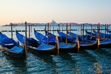 Gondeln im Kanal von Venedig