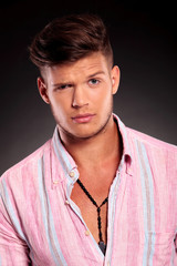 Obraz premium man raising one eyebrow