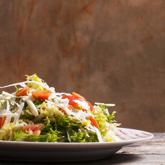 insalata e scaglie di parmigiano