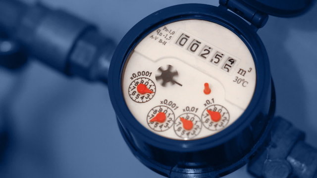 meter of water with revolving arrows