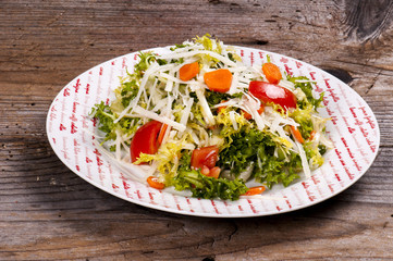 insalata e scaglie di parmigiano