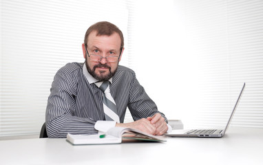 Fototapeta premium senior business man sitting by his desk in the office