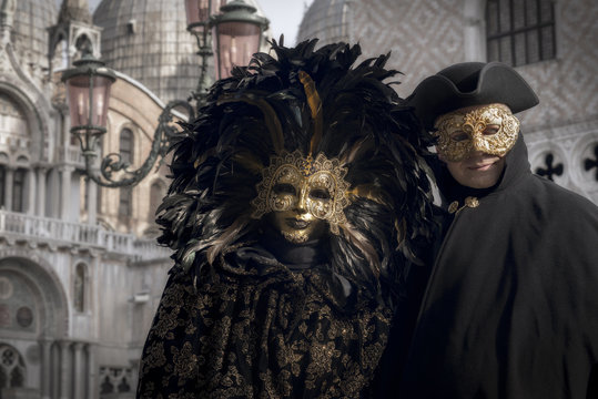 Fototapeta Venetian Carnival golden couple