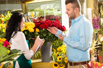 Mann Kunde, der Blumenstrauß Blumenladen bestellt