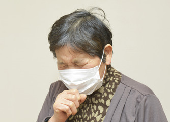 咳をする女性