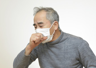 咳き込む男性