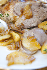 kaczka nadziewana faszerowana jabłka duck stuffed