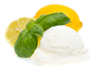 Eine Kugel Limonen-Basilikum-Eis