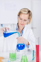laborantin bei der arbeit im labor