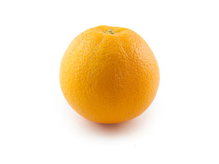 eine Orange vor weißem Hintergrund