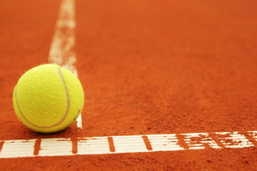 Tennisball auf Linie mit Copyspace