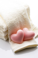 ハート形の石鹸とタオル