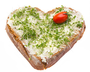 Kressebrot in Herzform mit Tomate