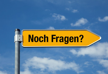 Pfeil mit blauem Himmel NOCH FRAGEN?