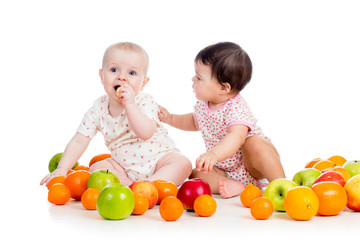Fototapeta na wymiar Śmieszne dzieci dzieci zdrowe jedzenie owoców, jedzenie na białym b