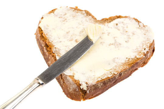 Butterbrot in Herzform mit Messer