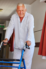 Senior mit Rollator im Pflegeheim