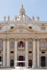 Fototapeta na wymiar Fasada Bazyliki Świętego Piotra w Rzymie